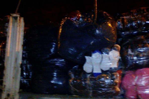 Interceptan un camioacuten con 100 bultos de mercaderiacutea de contrabando