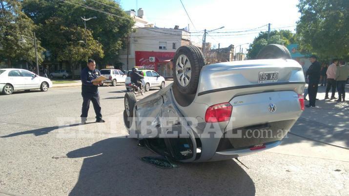 Terrible vuelco de un automoacutevil en Irigoyen y Santa Cruz