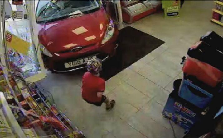 Abuela ebria casi aplasta un nintildeo al incrustarse con su auto en un supermercado