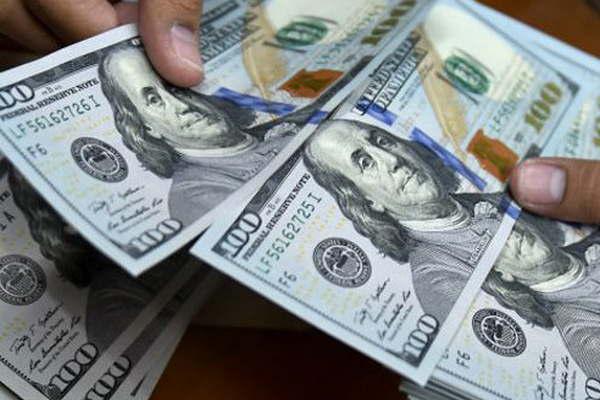 El doacutelar cerroacute con una leve alza a 1413 acciones bajaron 03-en-porciento- y los bonos con suba marginal