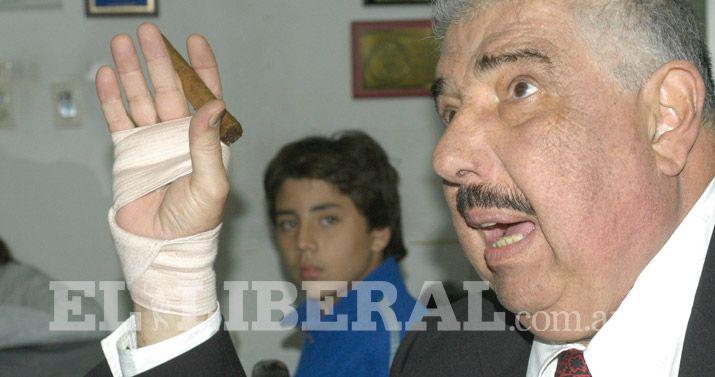 ldquoEl Profesor Jirafalesrdquo a EL LIBERAL- ldquoiquestSabe queacute pasa Jirafales es tan maacutes o peor de cursi y presumido como Aguirrerdquo