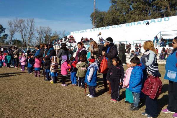 En una gigantesca ceremonia alumnos de jardines de infantes municipales prometeraacuten carintildeo a la bandera