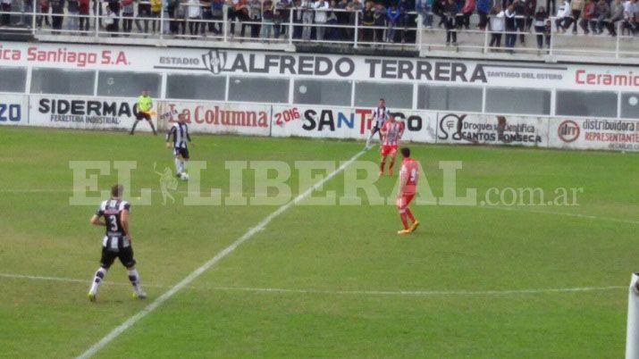 Central Coacuterdoba le ganoacute 6 a 0 a Atleacutetico Paranaacute y sigue en el Nacional B