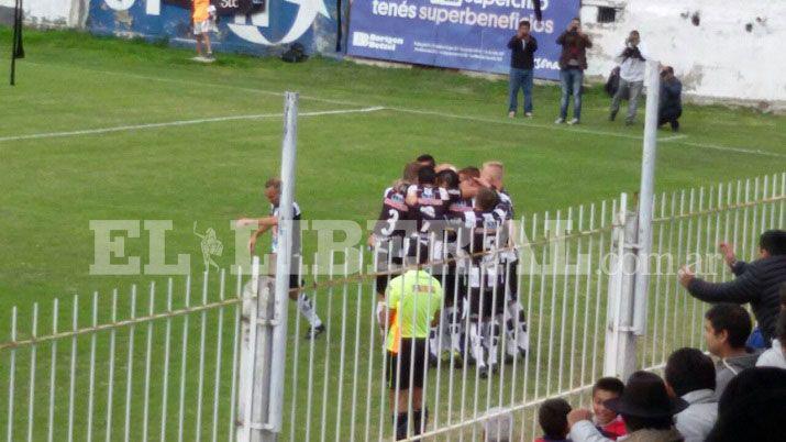 Central Coacuterdoba le ganoacute 6 a 0 a Atleacutetico Paranaacute y sigue en el Nacional B
