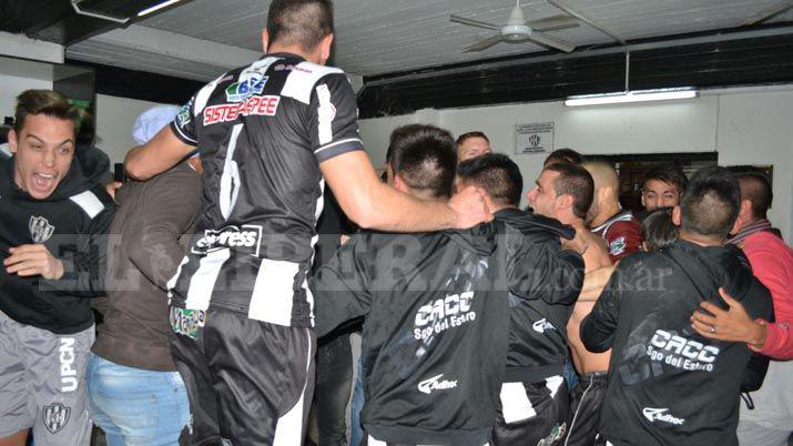 El plantel festejó en el vestuario