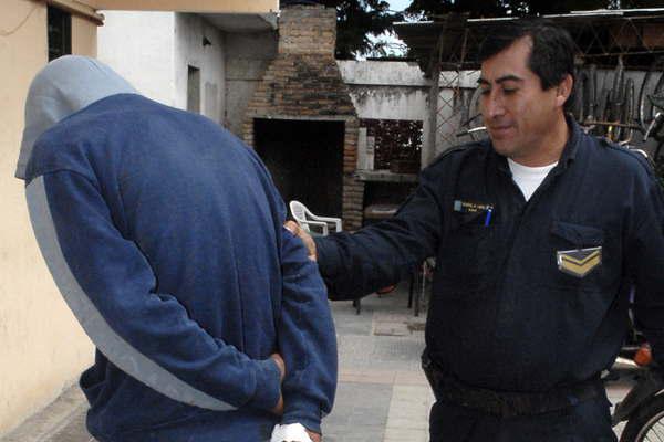 Un bandentildeo alcoholizado roboacute un colectivo y chocoacute en la fuga