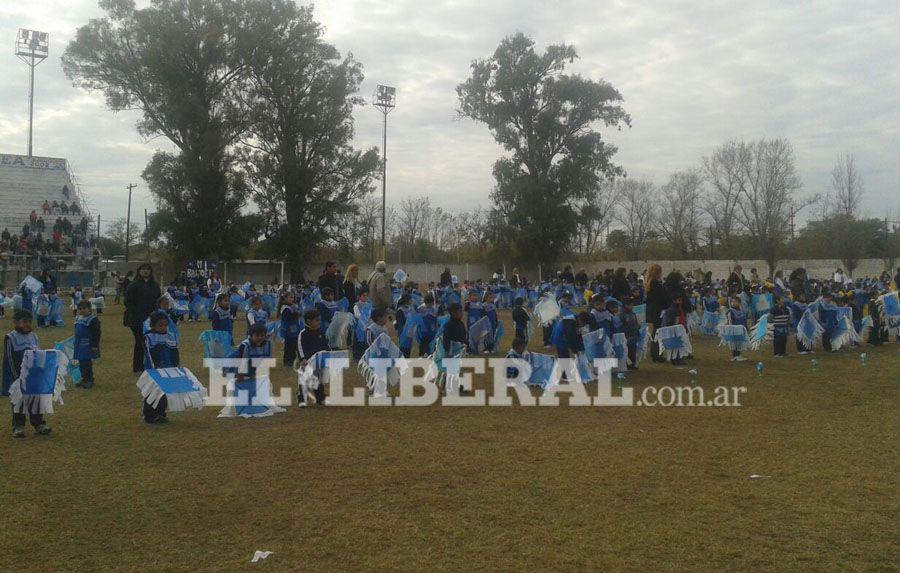 Alumnos de jardines municipales realizaron la promesa de carintildeo a la bandera