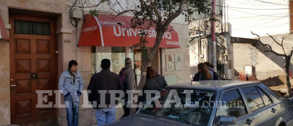 Muacuteltiples allanamientos en farmacias de Capital y La Banda por la megaestafa al Pami