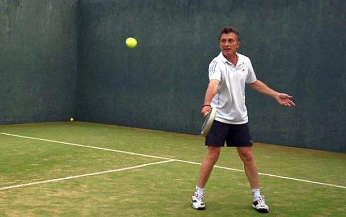 Mauricio Macri se esguinzoacute una rodilla jugando al paddle