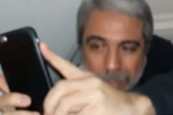 Escracharon a Aniacutebal Fernaacutendez en el avioacuten que lo llevaba a Londres