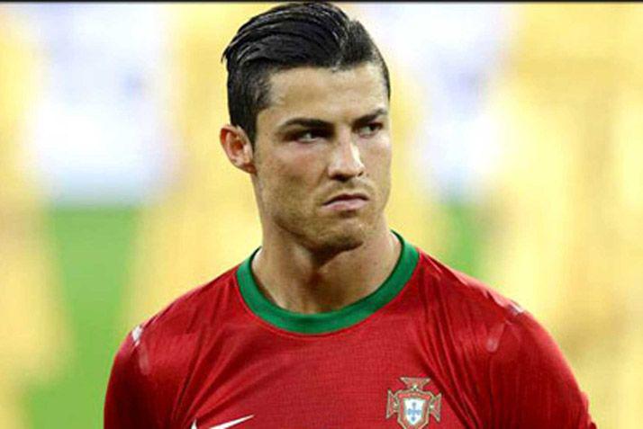 Cristiano Ronaldo le tiroacute su microacutefono al agua a un periodista