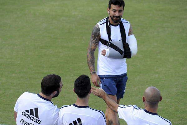El Pocho Lavezzi seraacute operado de la fractura en el codo izquierdo