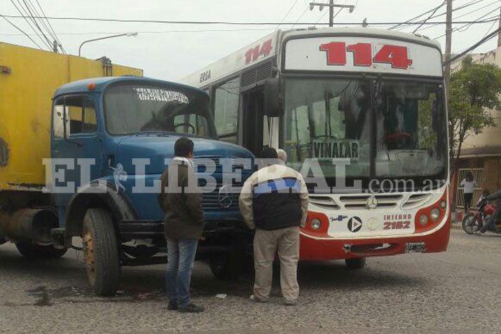 Choque entre un camioacuten y un colectivo en Rivadavia y Milburg
