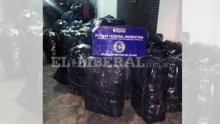 Detienen a un bandentildeo con mercaderiacutea ilegal