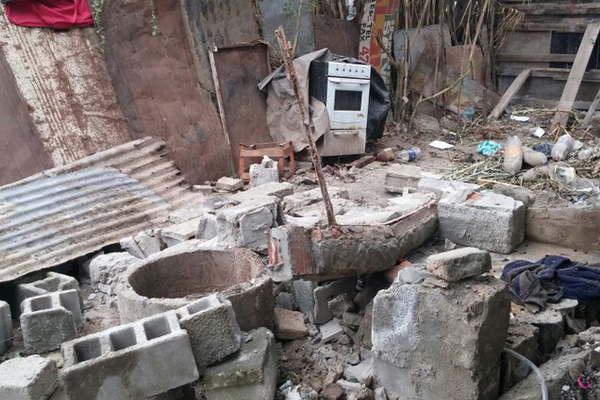 Un nintildeo de 5 antildeos murioacute aplastado por la pared de un precario bantildeo 