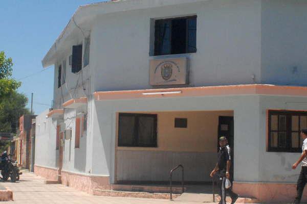 Golpean y patean a docente en arrebato