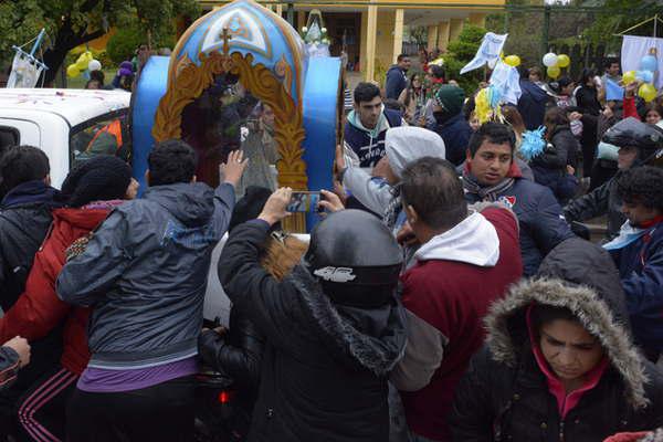 Bandentildeos y santiaguentildeos le brindaron toda  su devocioacuten a la Virgen del Valle de Catamarca