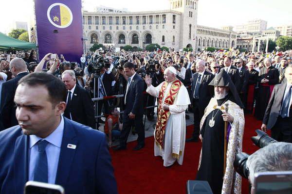 El Papa invocoacute la paz sin la fuerza engantildeosa de la venganza