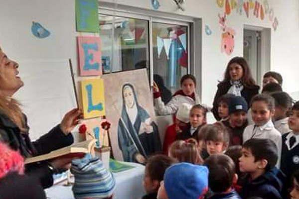 El jardiacuten Santiago Apoacutestol visitoacute escuela Andreacutes Ferreyra