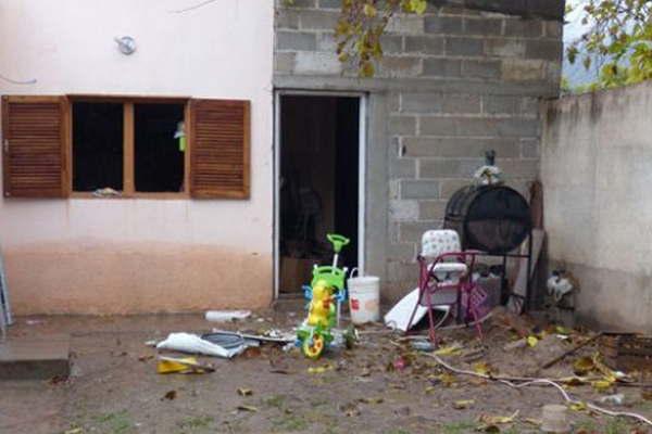 Tiroacute una piedra de carburo a un pozo ciego e hizo explotar la casa