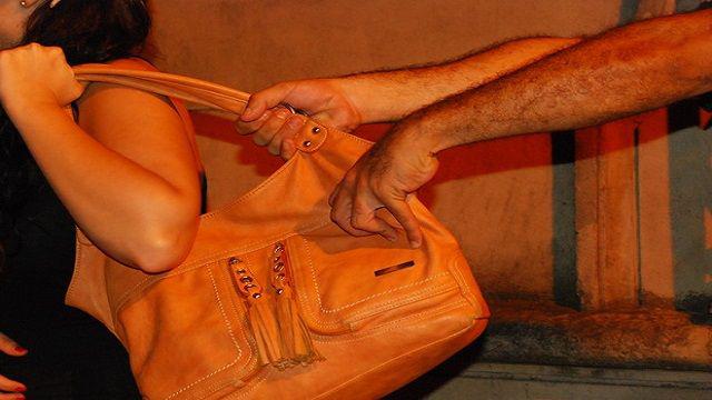 Motochorros golpearon a una mujer y arrebataron una mochila