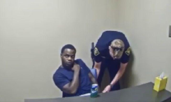 Video- Detenido intentoacute quitarle el arma a un policiacutea descuidado