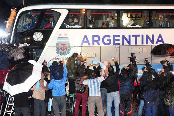 El plantel llegoacute en silencio y Martino fue ratificado  