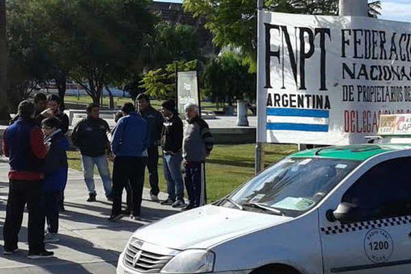 Propietarios de taxis volvieron a hacer puacuteblico el pedido de aumento de la tarifa