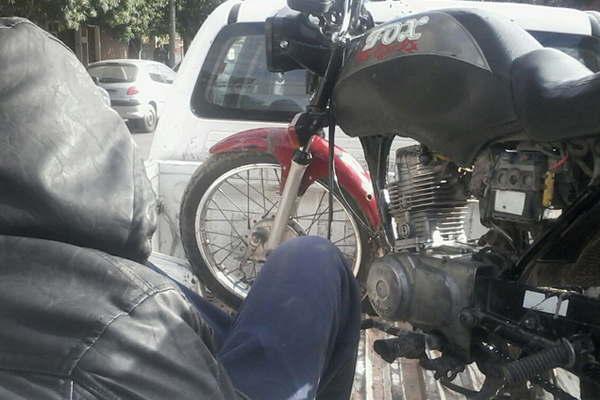 Con una motocicleta robada pretendiacutea ingresar a una casa para delinquir 