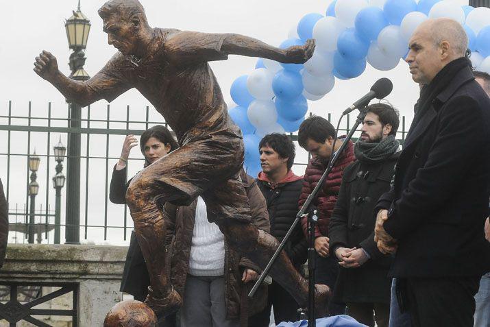 El Gobierno de la Ciudad inauguroacute una estatua en homenaje a Messi