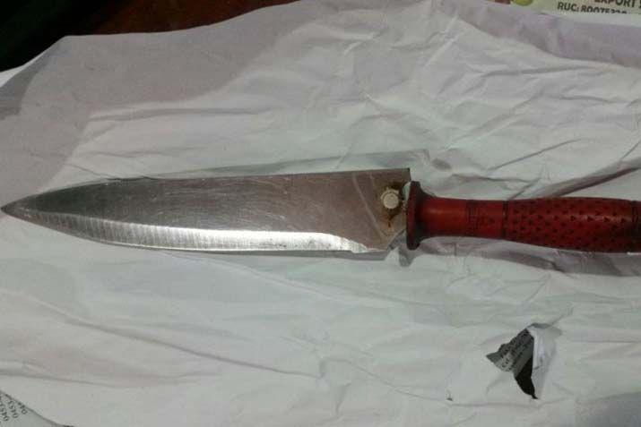 Un recluso amenazoacute con cortarle el cuello a un policiacutea cuando era trasladado