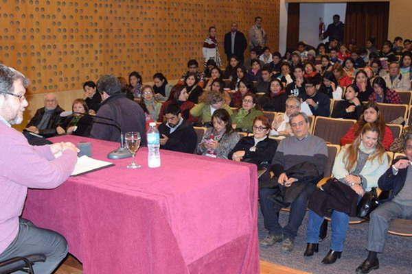 El Dr Joseacute Luis Grosso disertoacute sobre Independencia e interculturalidad en el CCB