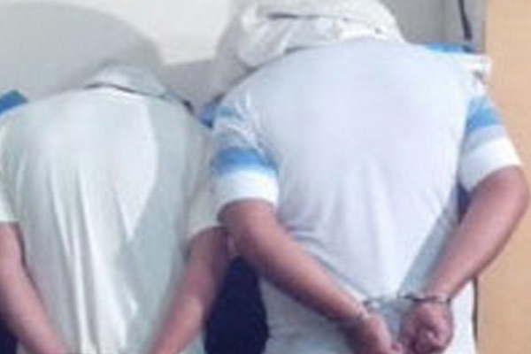 Detienen a dos joacutevenes y recuperan bienes robados