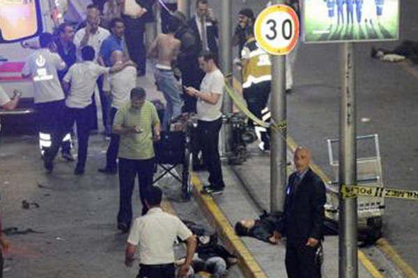Un atentado en el aeropuerto de Estambul deja unos 50 muertos