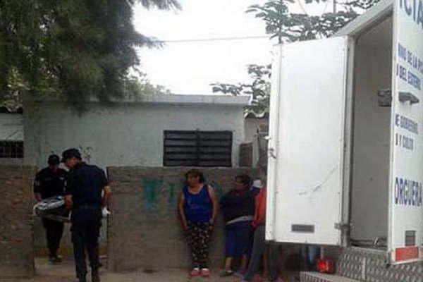 Fue a visitar a su sobrino y lo  encontroacute ahorcado con una bufanda 