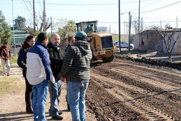 El intendente Mirolo destacoacute  el avance de la pavimentacioacuten  de calles en el barrio Villa Suaya