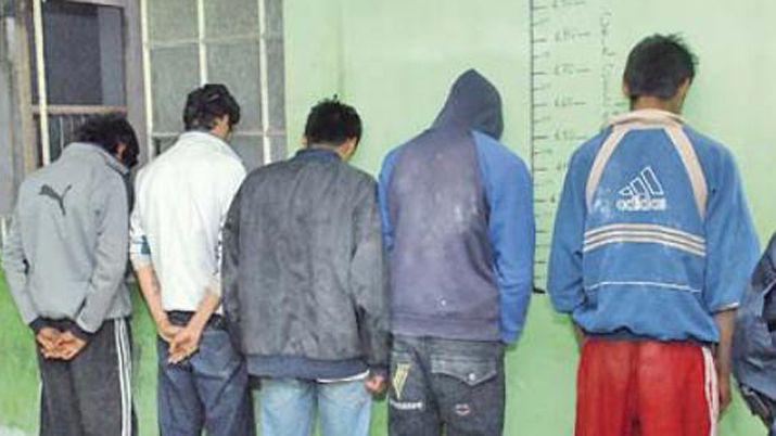 Ocho hombres detenidos por forzar a una mujer a vender una propiedad