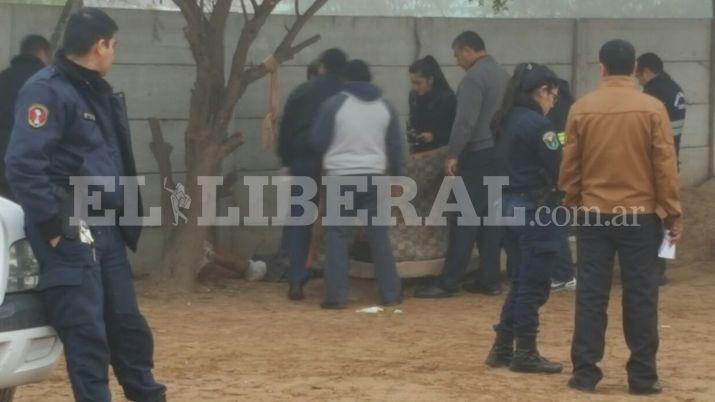 Un joven de 23 antildeos se ahorcoacute en el Polideportivo del Bosco II