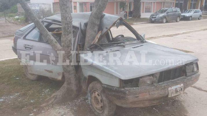 Dos amigos se salvan de milagro tras estrellar su auto contra un aacuterbol