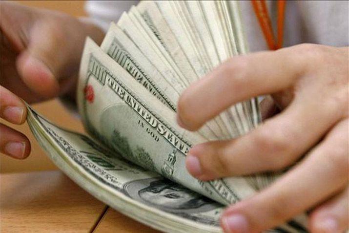 El doacutelar subioacute cuatro centavos contenido por las ventas del BCRA