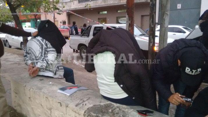 VIDEO Detienen a un hombre y a una mujer por ofrecer sexo por Facebook