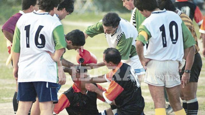 Un hombre murioacute por jugar al fuacutetbol en Villa La Punta