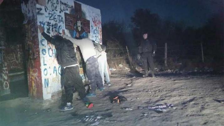 Tres detenidos por apuntar con un arma a policiacuteas