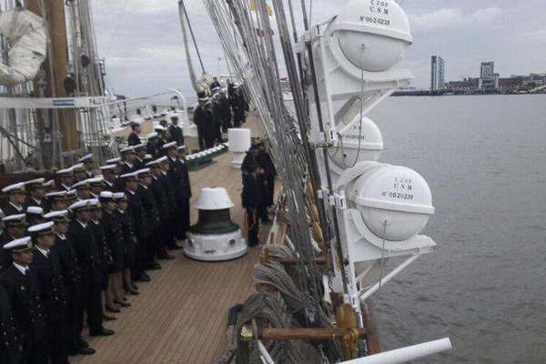 La Fragata Libertad echoacute anclas en el puerto ingleacutes de Liverpool 