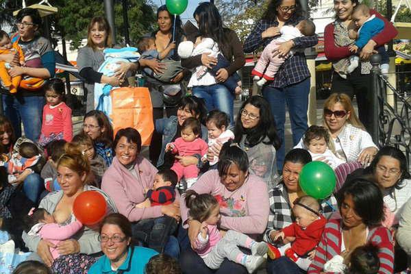 Las santiaguentildeas tambieacuten se sumaron a la teteada masiva 