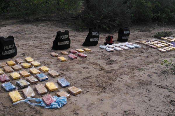 Desde una avioneta arrojaron marihuana y cocaiacutena en un campo