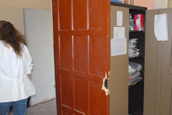 Un adolescente ingresoacute a una escuela rompioacute  doce puertas y roboacute alimentos de los nintildeos 