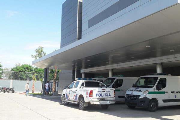 Un hombre le ensentildeaba a su hijo de 9 antildeos a desarmar una pistola y su esposa terminoacute con una bala en la rodilla