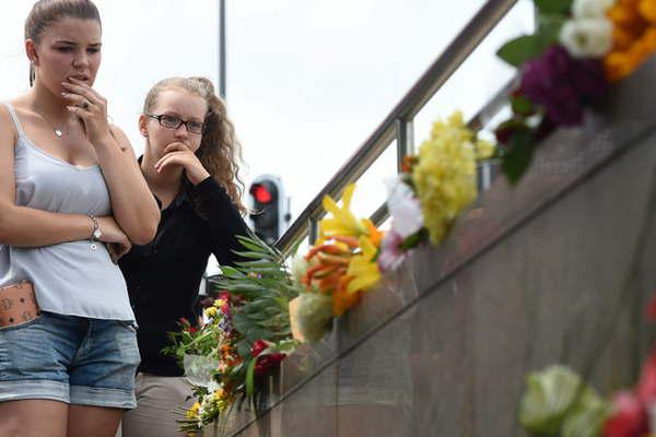 Acongojada por los muertos del tiroteo Munich busca la calma