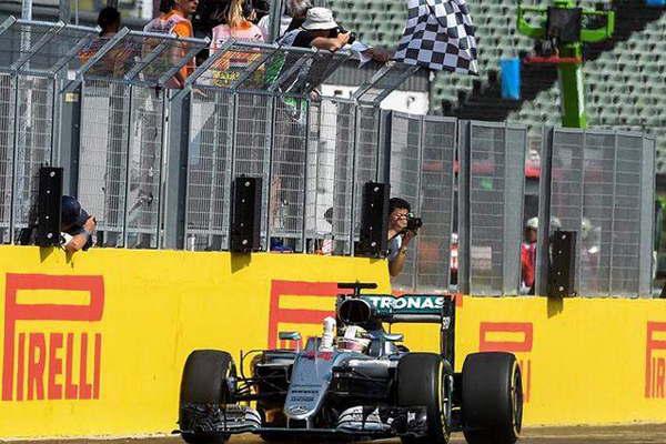 Hamilton se aduentildeoacute de la punta en Hungriacutea